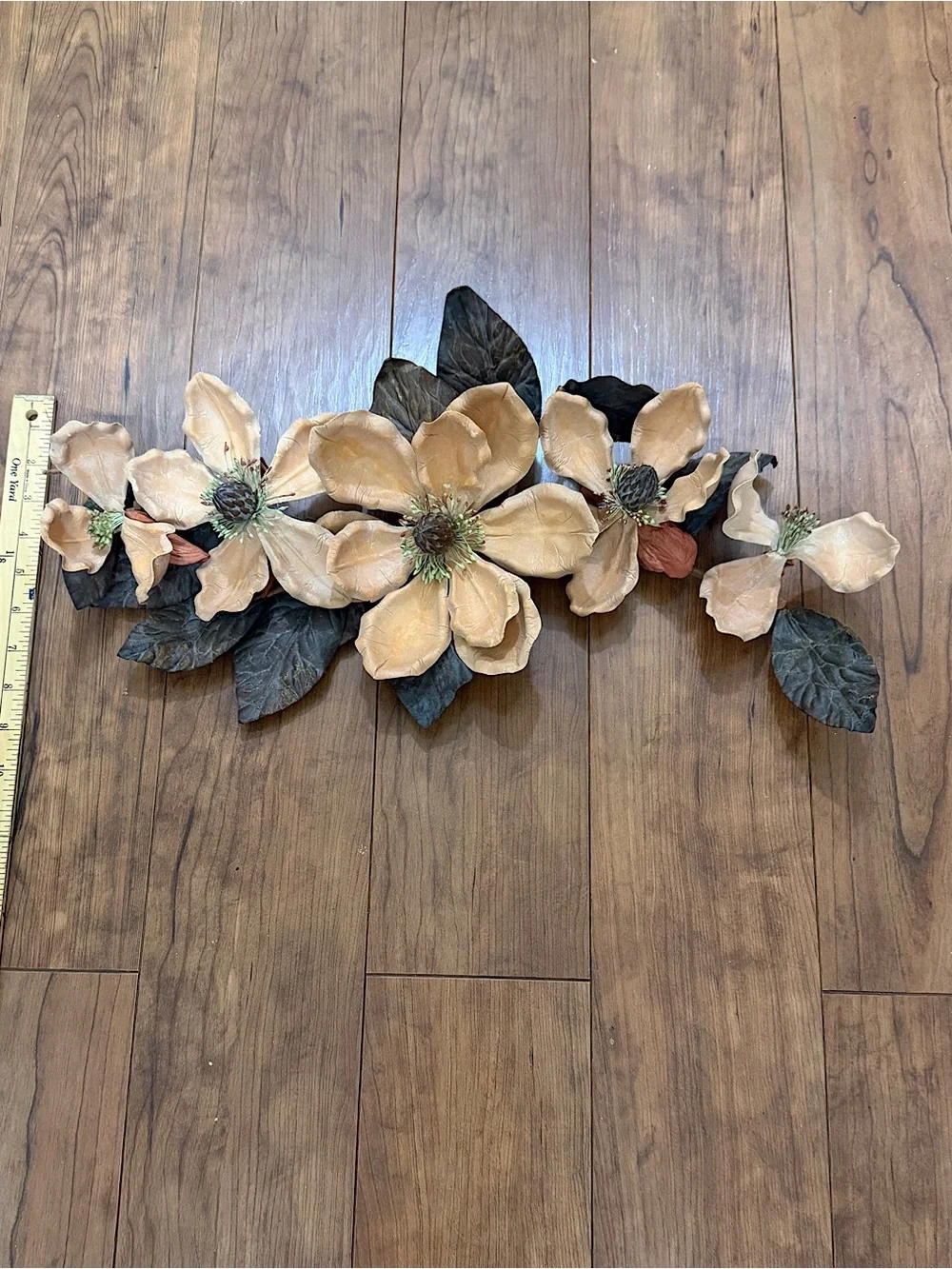 🔥Neutral Beige Floral Wall Accent with Green Leaves